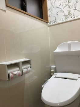 タイルの上からパネルを貼り、キレイですっきりしたトイレに