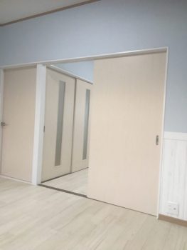 建具は扉を作り替えて、枠は塗装しました