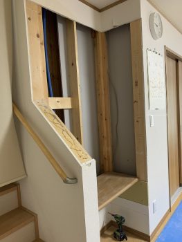 収納扉と固定棚と取り付ける為、まずは壁補強と造作からです