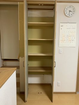 中は固定棚です　一番下の棚は元々あったカウンターを加工して再利用しています