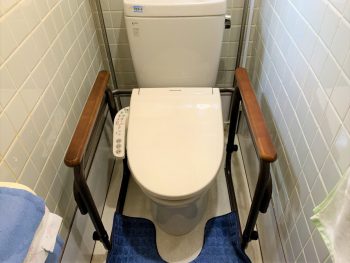 トイレに床に据置の手すりを設置しました