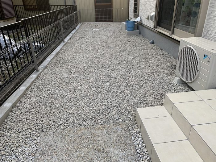 お庭に砂利を敷きました