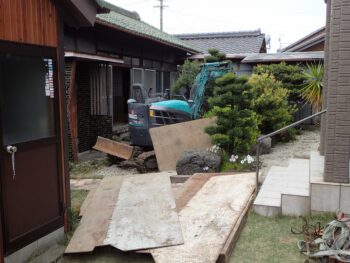 石や植木を撤去して整地します