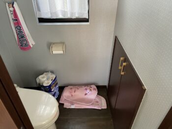 トイレの収納は階段下の収納です