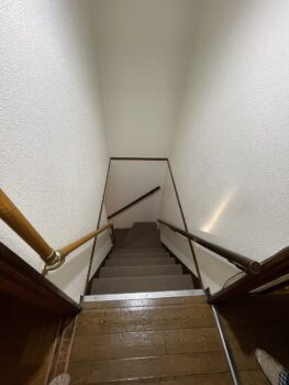 急な傾斜で危険な階段を緩やかに安全な階段に変えたいとのご希望でした
