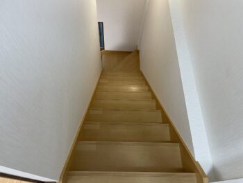 階段の場所を変えて緩やかな階段を作りました
