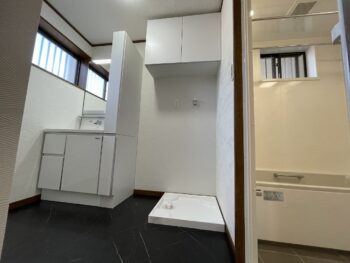 浴室だった場所は洗面室に。トイレだった場所は浴室になりました