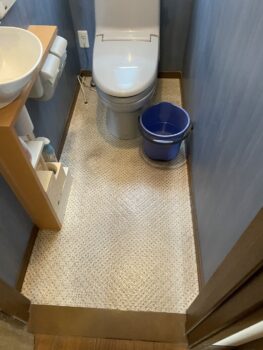 トイレ本体の経年劣化で便器と床の隙間から水漏れが・・・