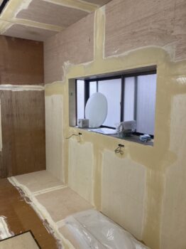 今までキッチンがあった場所を壁に。