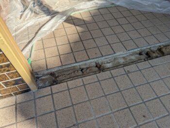 敷居を撤去の際、斫り箇所を最小限に抑えました。