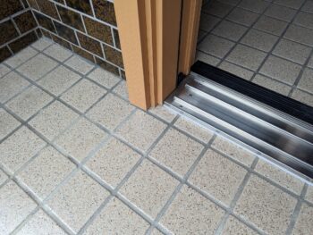 新しい敷居は以前よりも段差が少なくなり安心に！