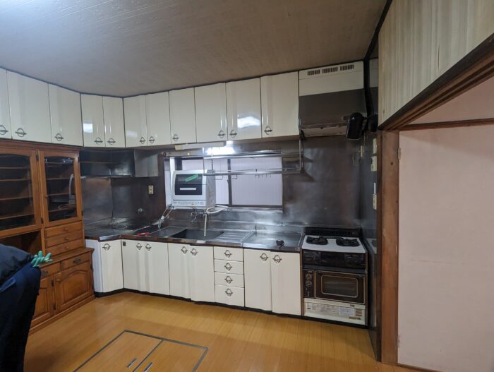 手元が暗いことが悩みだった壁面のキッチン