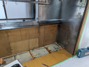 キッチン解体後