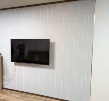 念願の壁掛けテレビに！配線がTVで隠れるよう設置しスッキリ。