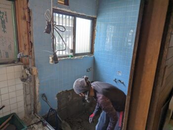 在来浴室解体中です。