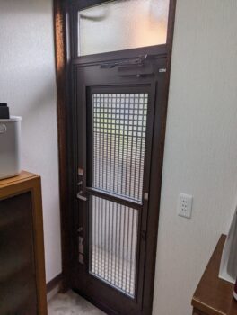 カバー工法で取替えました。網戸があるのでドアを開けなくても換気ができます♪