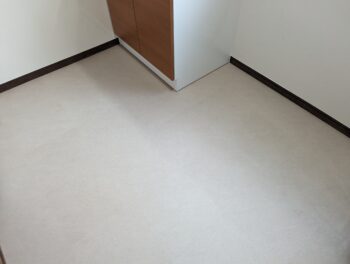 床はタイルからクッションフロアへ