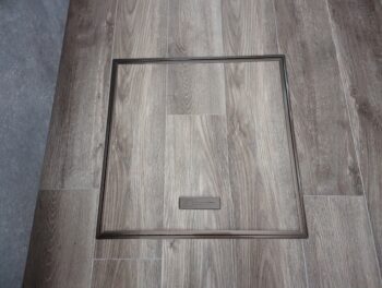 収納庫はなくし点検の際に使用できる床下点検口枠を取付けました。