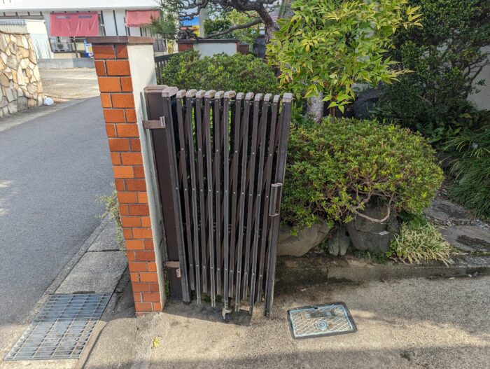 コマの劣化で開け閉めしづらかった門扉