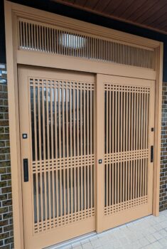 玄関引き戸をカバー工法で取替えました。